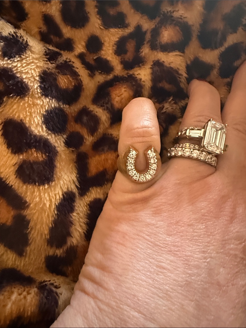 Feeling lucky?!! Lucky 14 kt gold and diamond horseshoe ring. - Picture 4 of 4